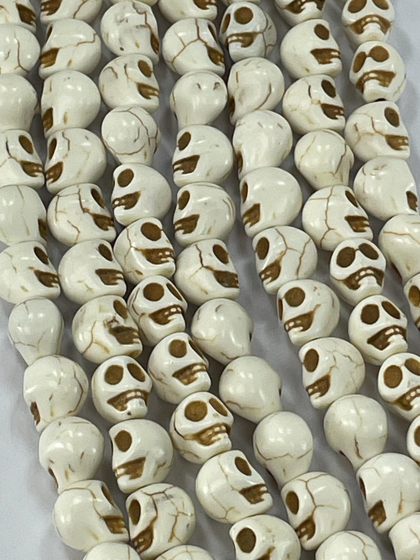 Magnesite Skull 10x12mm, 16" strand